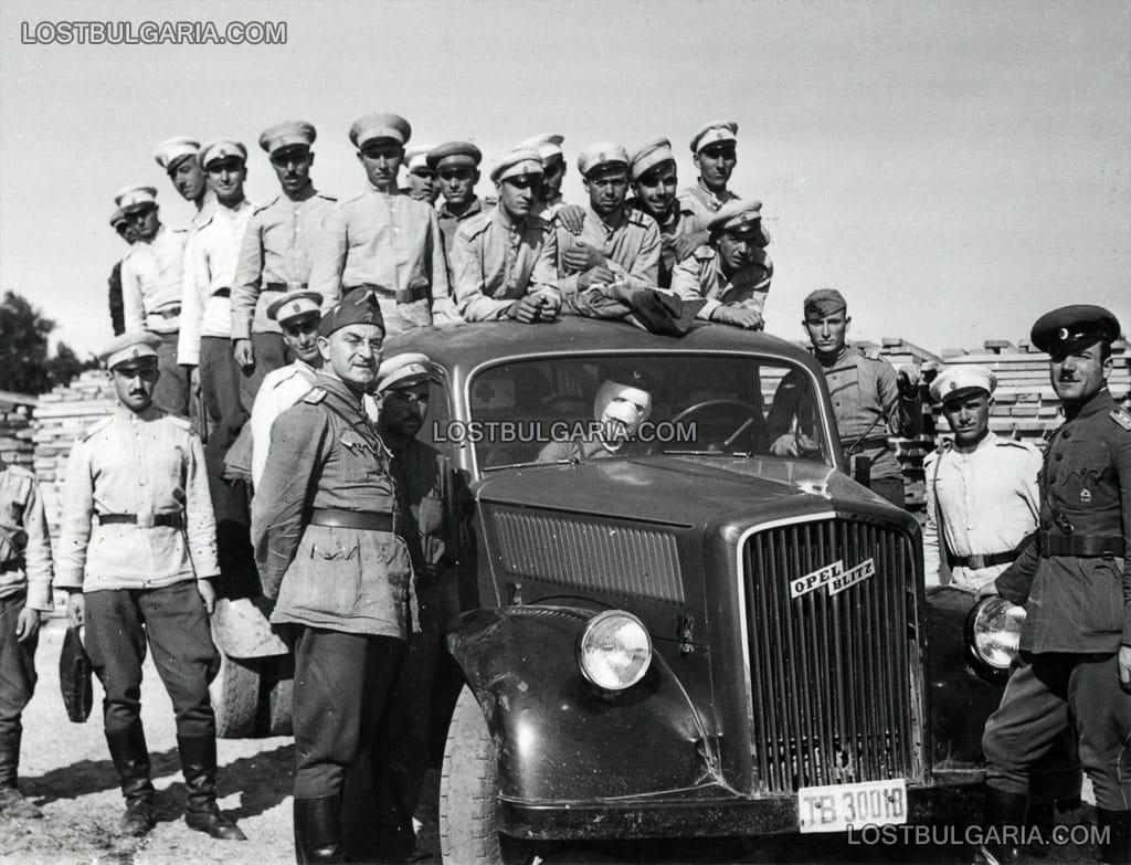 Военен лекар пред камион Опел Блиц от Трудови войски на пристанището в гр. Бургас. В кабината пострадал войник с лицеви травми. Август 1939 г.