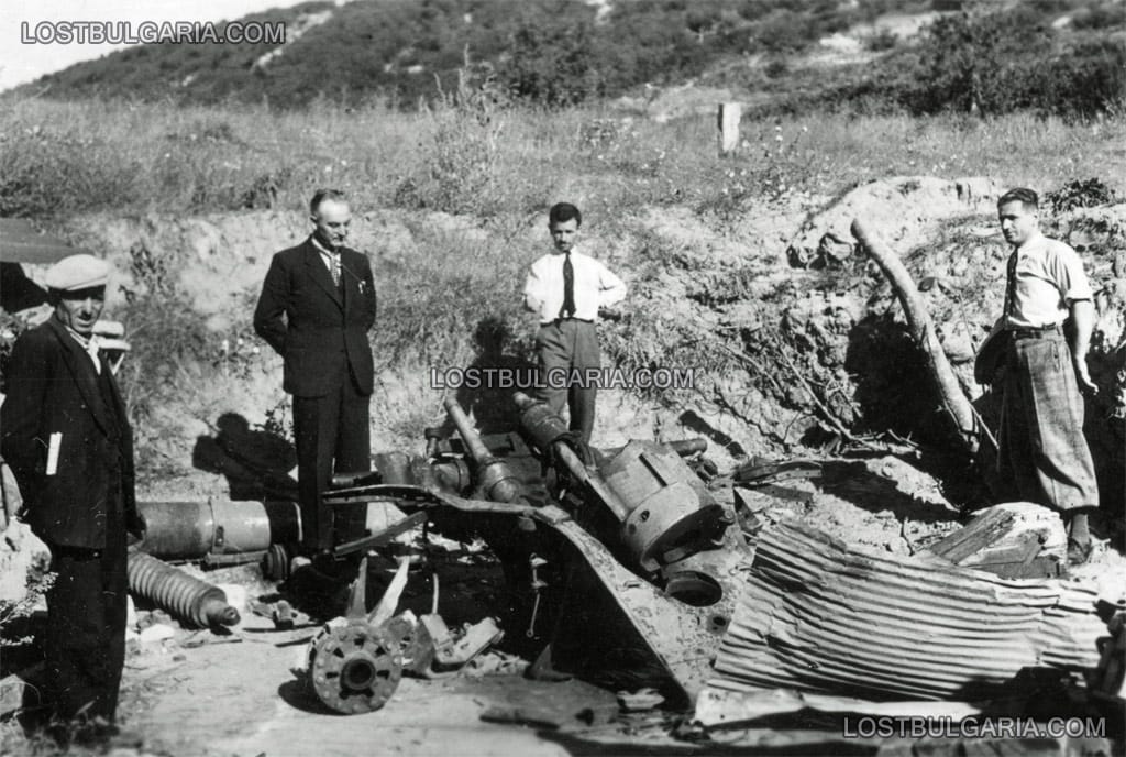 Офицери с цивилно облекло разглеждат разрушено оръдие в гръцко укрепление край град Драма, август 1941 г.