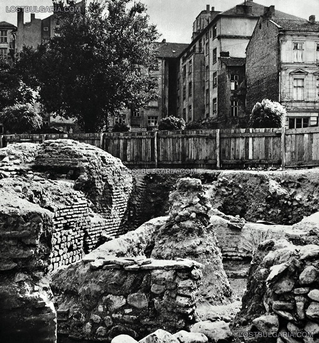 София, разкрития на крепостната стена на "Сердика" около строежа на ларгото при партийния дом, ЦУМ, министерския съвет и президентството, 50-те години на ХХ век