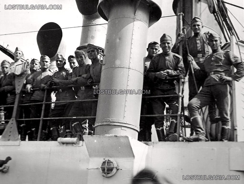 Войници от Гвардейския на Н.В. Конен полк на борда на парахода "Варна" преди отплаване от пристанище Варна за присъединяването на Южна Добруджа, 18 септември 1940 г.