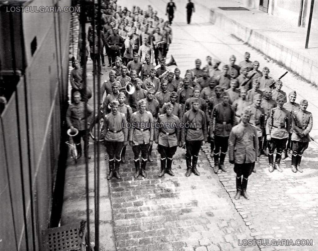 Войници и музиканти от Гвардейския на Н.В. Конен полк край палубата на парахода "Варна" преди отплаването му от пристанище Варна за присъединяването на Южна Добруджа, 18 септември 1940 г.