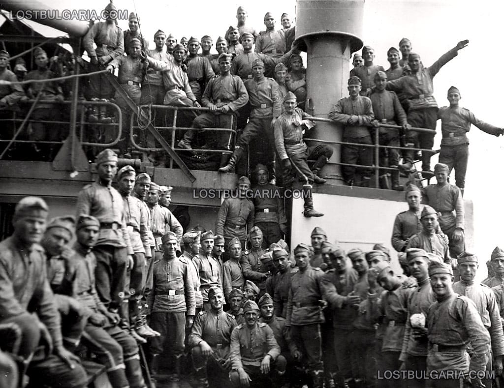 Войници от Гвардейския на Н.В. Конен полк на палубата на парахода "Варна" по време на отплаването му от пристанище Варна за присъединяването на Южна Добруджа, 18 септември 1940 г.