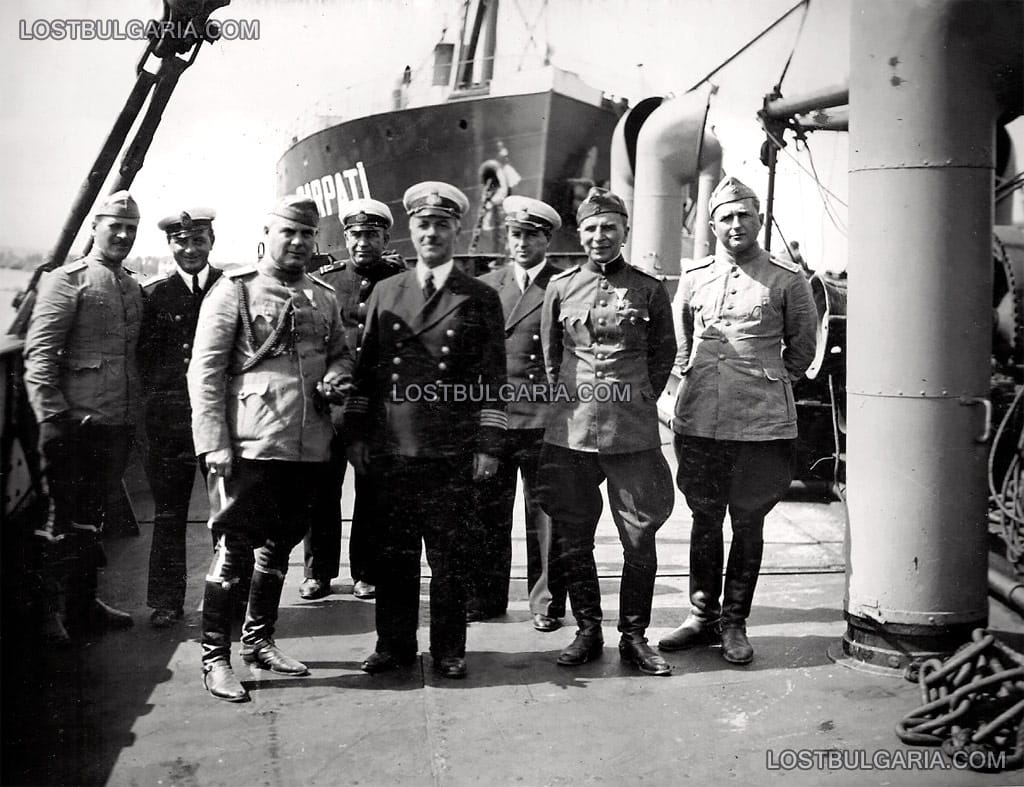 Офицерите от Гвардейския на Н.В. Конен полк с капитана и офицерите от парахода "Варна" на палубата на кораба преди отплаването му от пристанище Варна за присъединяването на Южна Добруджа към Царство България, 18 септември 1940 г.