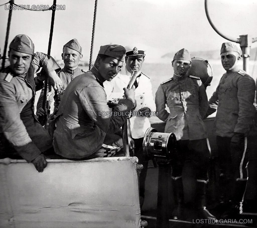 Разговор на офицери от Гвардейския на Н.В. Конен полк и офицер от парахода "Варна" на палубата на кораба по време на отплаването му от пристанище Варна за присъединяването на Южна Добруджа към Царство България, 18 септември 1940 г.