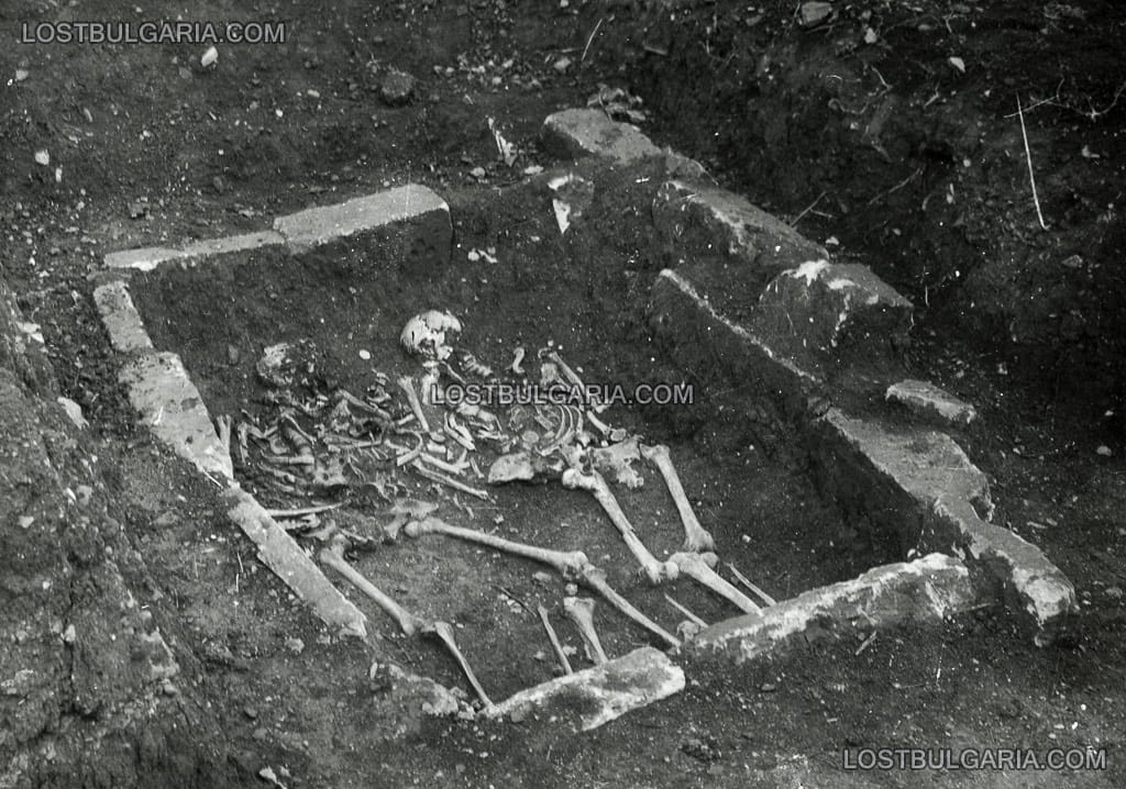 Разкопки на гроб със скелети около олтара на Кръглата църква (Златната църква), Велики Преслав, 1929 г.