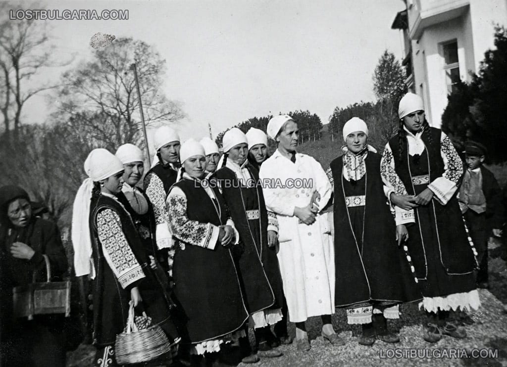 Деца облечни в шопски носии, надписана: "От Витоша", 30-те години на ХХ век