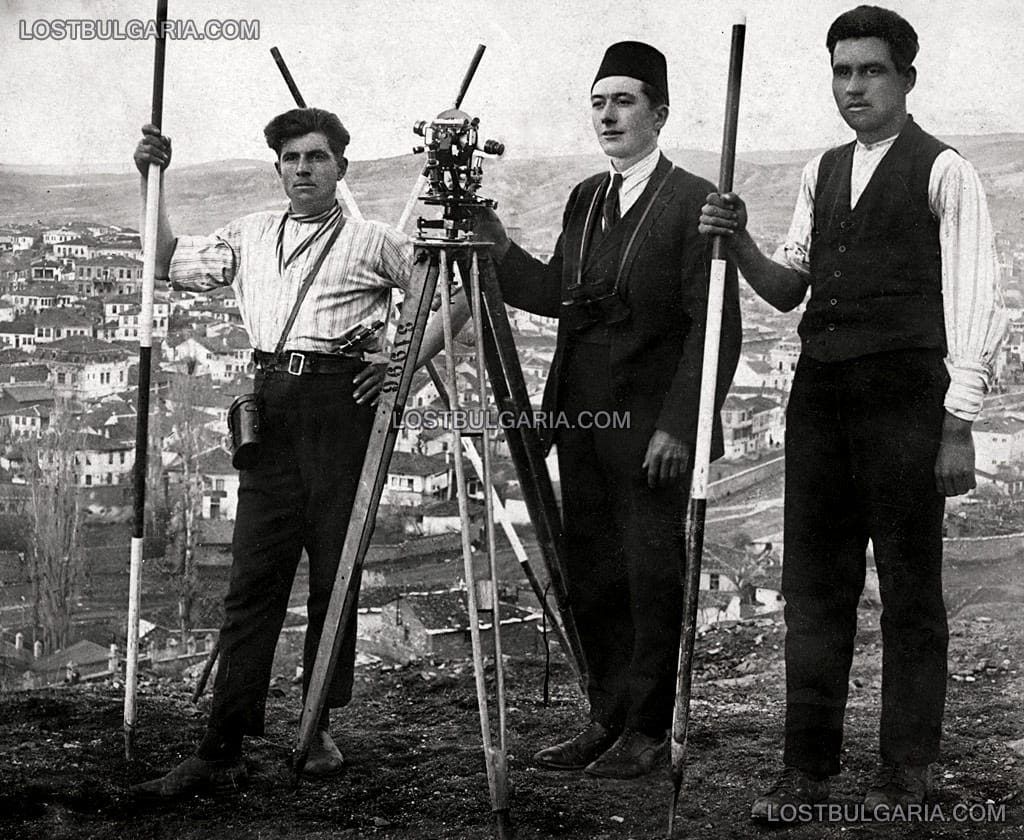 Трима геодезисти по време на работа, град Щип, вероятно началото на ХХ век
