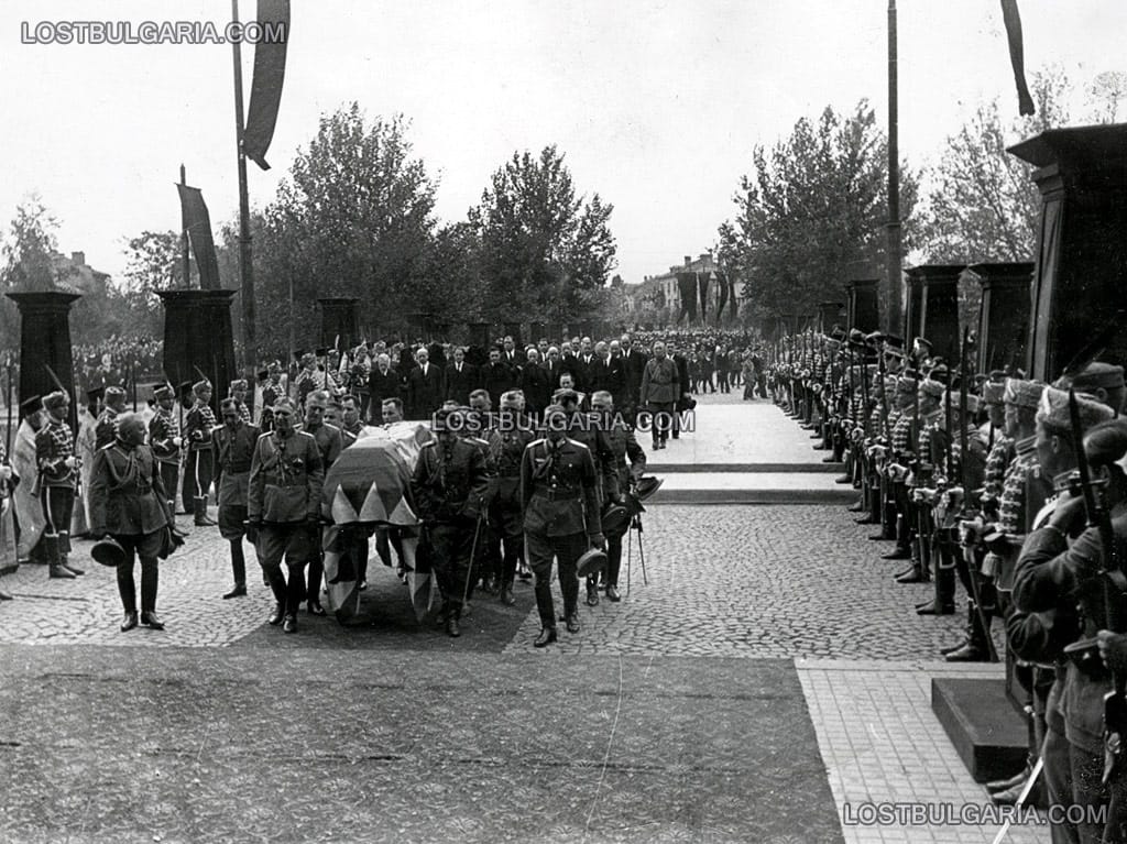 Погребението на Н.В.Цар Борис III, генералите пренасят ковчега с тленните останки на Царя в катедралния храм "Александър Невски", където ще бъде изложен за поклонение, зад тях вървят членове на правителството и политически дейци, София 1943 г.