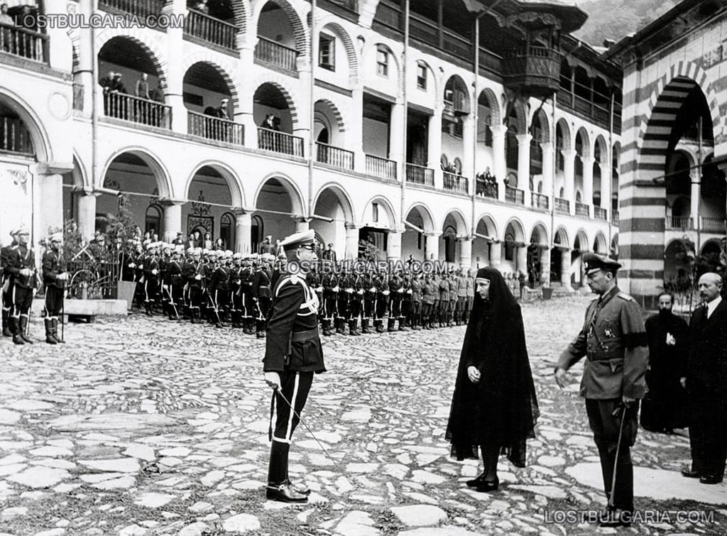 Погребението на Н.В.Цар Борис III, командващият почетната гвардейска рота рапортува на Царица Йоанна и Княз Кирил Преславски в Рилския манастир, в който е погребан Царя, септември 1943 г.