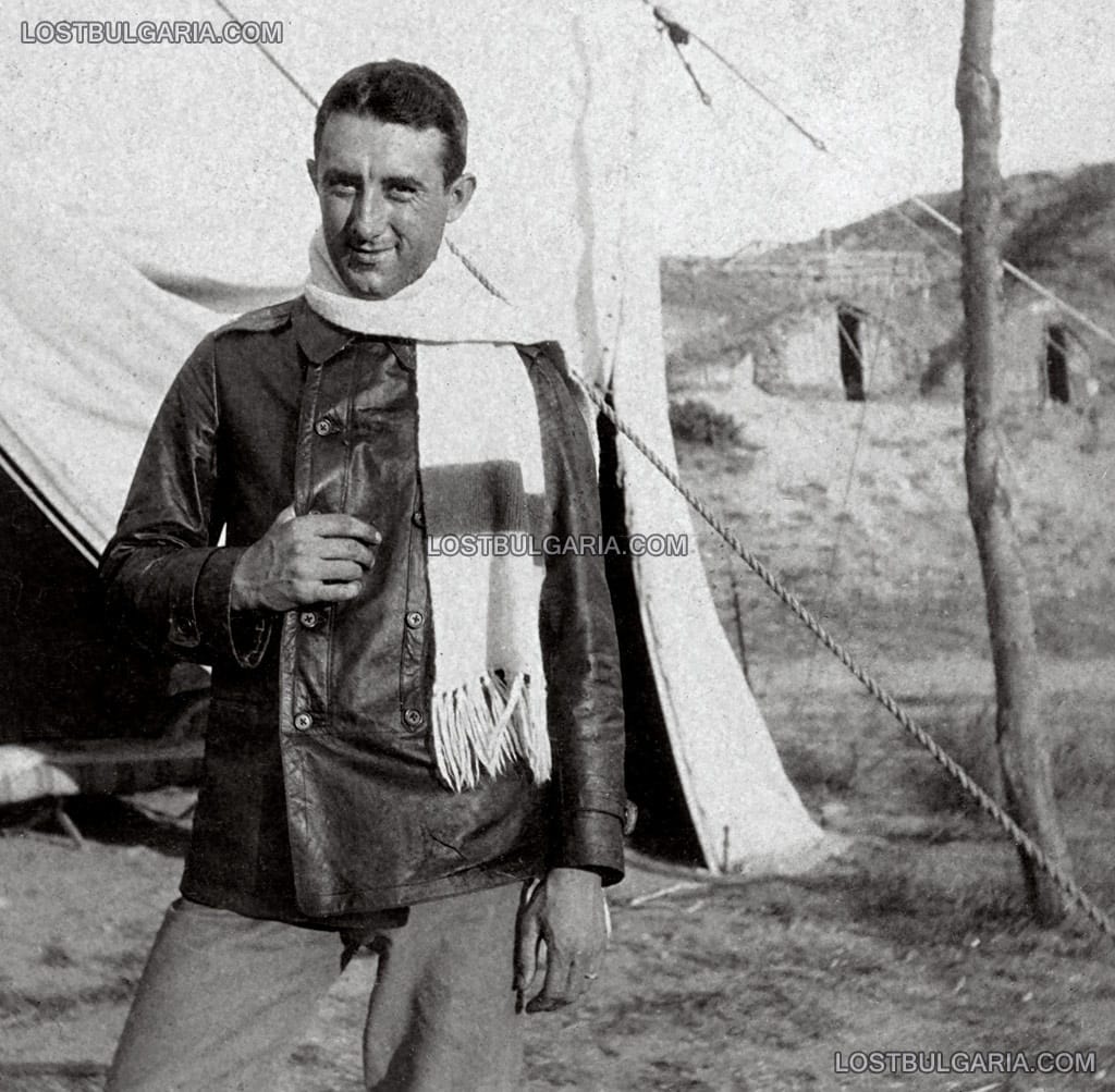 Български пилот, облечен с летателна куртка пред своята палатка, вероятно Южния фронт