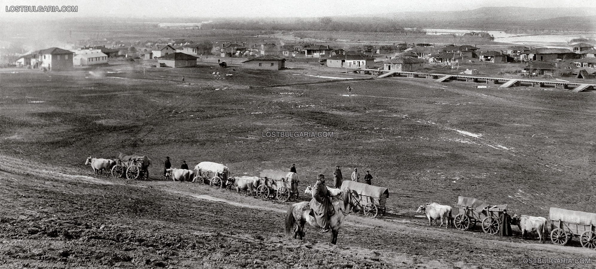 Колона от волски коли (вероятно бежанци) минава край село Акалан - днес Белополяне, Първа Балканска война, 1912 г.