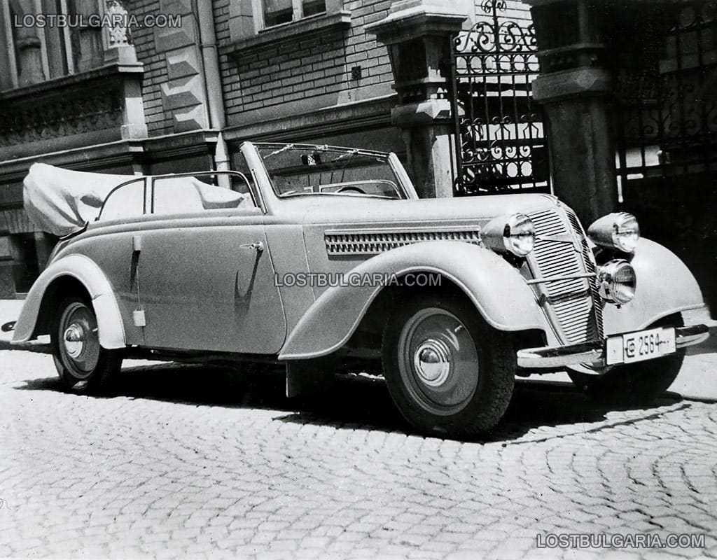 София, автомобил Адлер Трумпф (1939 Adler Trumpf 2 Liter), паркиран на улицата, 40-те години на ХХ век