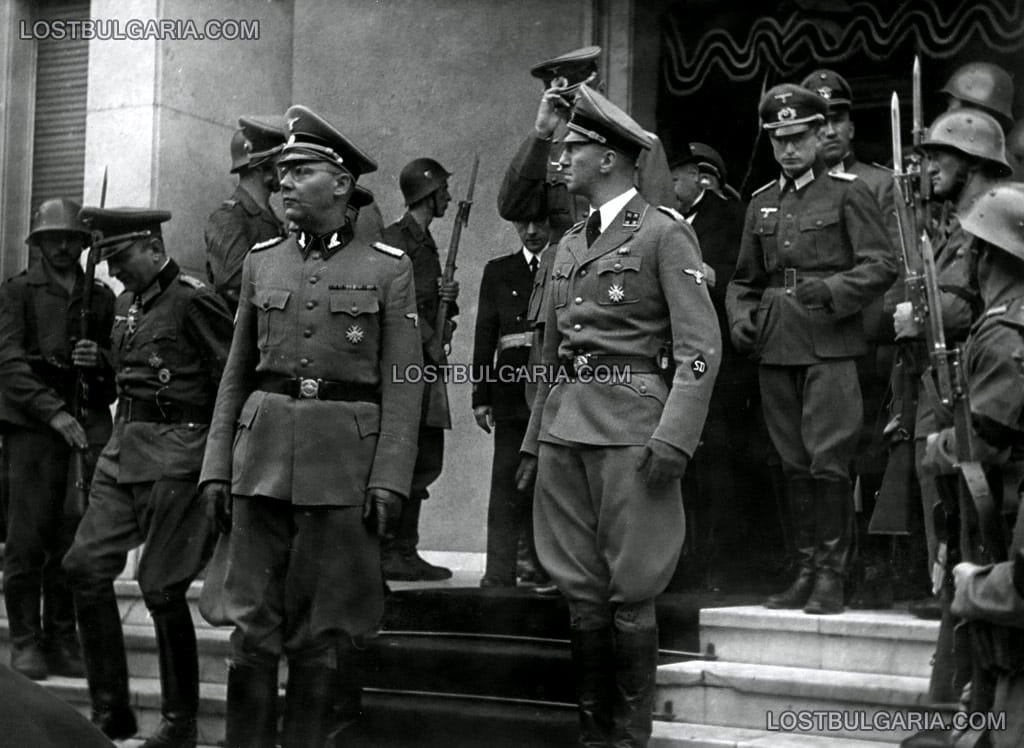 Панихида за Н.В.Цар Борис III, отслужена в деня на погребението му - полковник Шафер от СД (SS-Standartenführer Emanuel Schäfer) и останалите офицери си тръгват, Българската легация в Белград, 5-ти септември 1943 г.