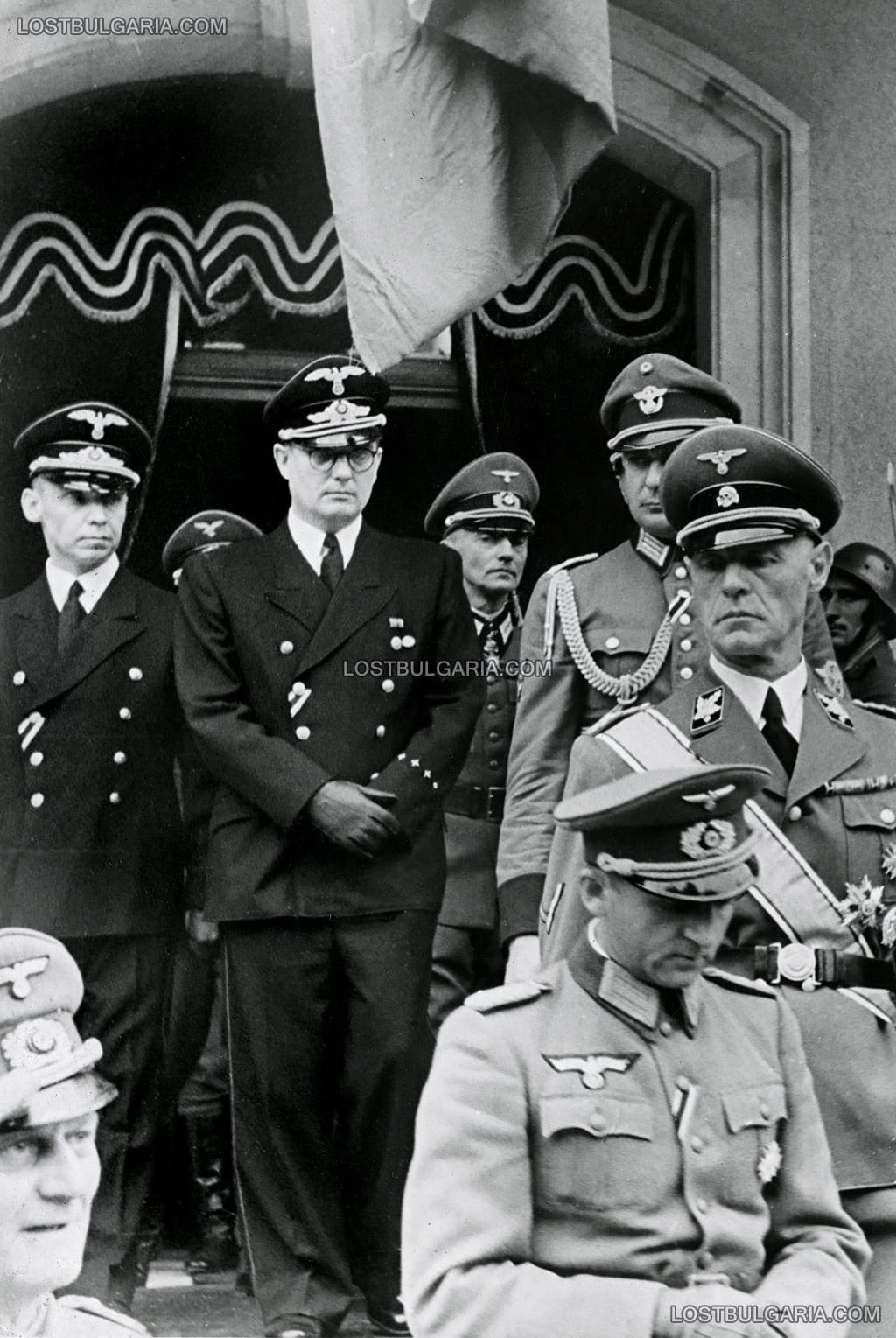 Панихида за Н.В.Цар Борис III, отслужена в деня на погребението му - генералът от СС Август фон Майснер (с лента през рамо), началник на полицията и СС в Белград (SS-Gruppenführer August von Meyszner) си тръгва след службата, зад него в черна дипломатическа униформа е заместникът на германския пълномощен министър - легационен съветник Рингелман, Българската легация в Белград, 5-ти септември 1943 г.
