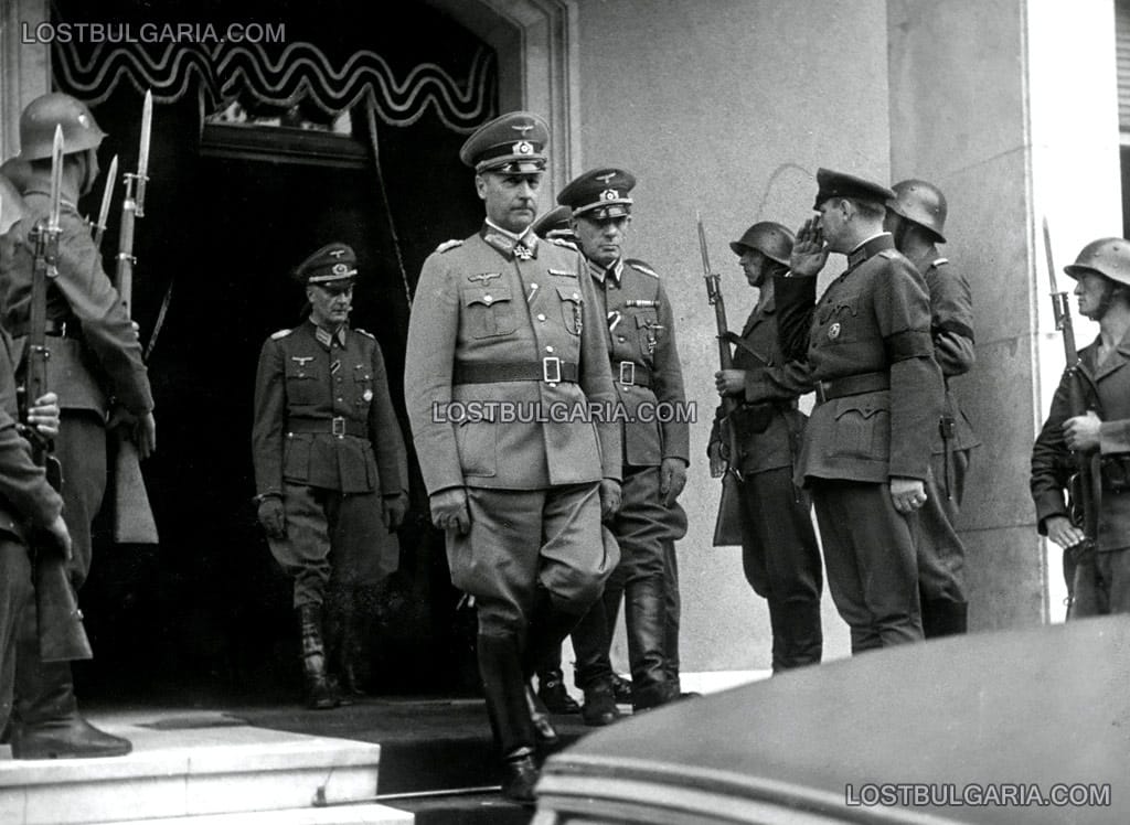 Панихида за Н.В.Цар Борис III, отслужена в деня на погребението му - генерал Ханс Фелбер (General Hans Felber), командващ група армии "Фелбер" и началник-щаба му полковник Курт Ритер фон Гайтнер (Kurt Ritter von Geitner) си тръгват от Българската легация в Белград, 5-ти септември 1943 г.