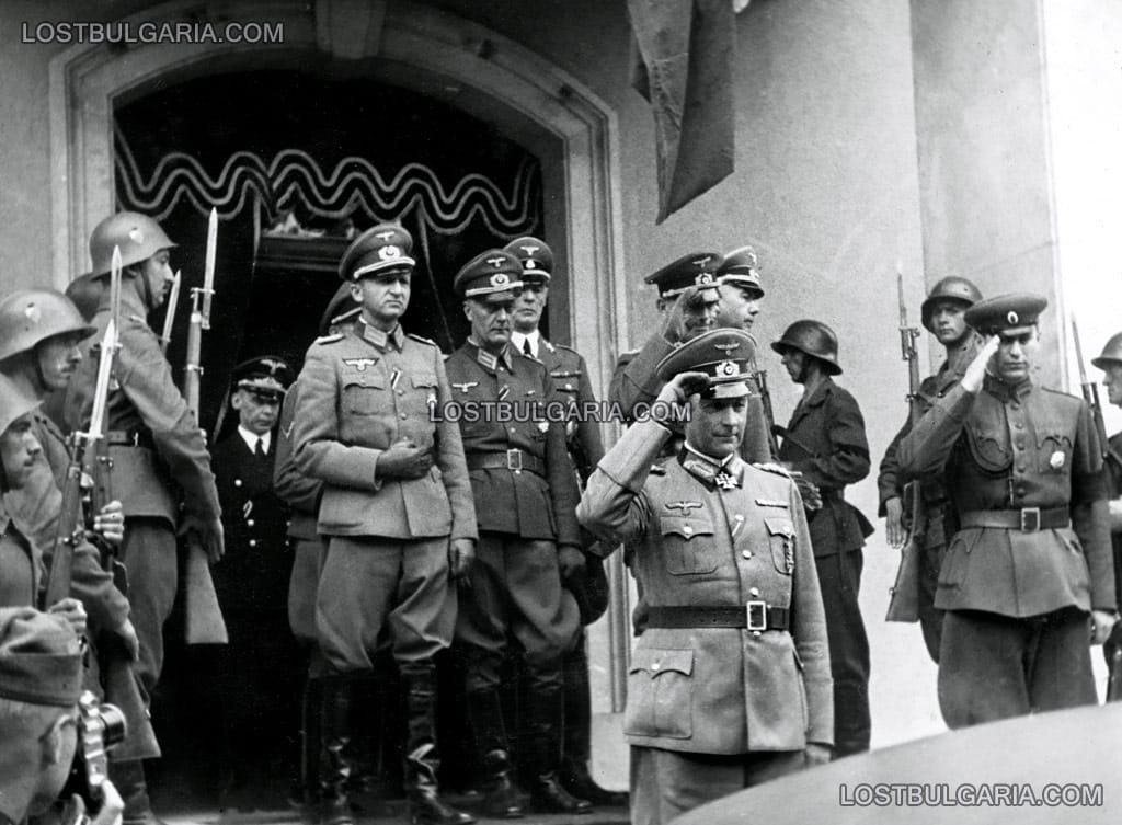 Панихида за Н.В.Цар Борис III, отслужена в деня на погребението му - германските офицери напускат сградата, генерал Ханс Фелбер (General Hans Felber), отдава чест преди да се качи в колата си, Българската легация в Белград, 5-ти септември 1943 г.