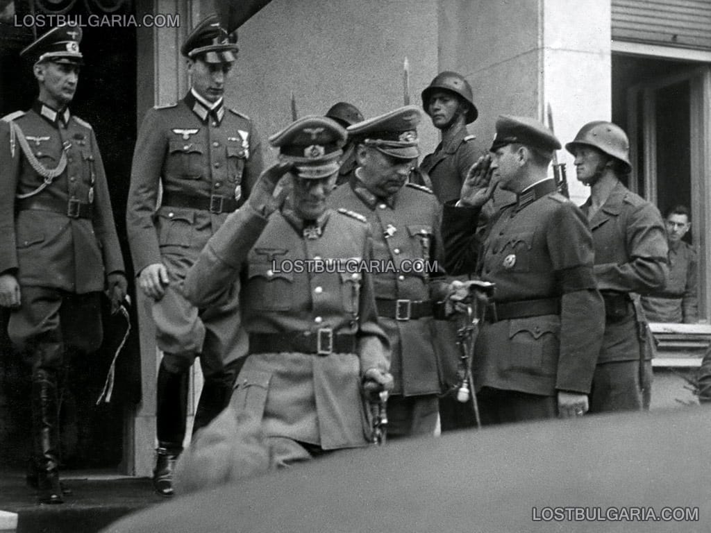 Панихида за Н.В.Цар Борис III, отслужена в деня на погребението му - генерал-фелдмаршал Максимилиан фон Вайкс (Generalfeldmarschall Maximilian von Weichs), главнокомандващ действащите войски на Югоизточния фронт (ляво) и началник щаба му генерал Фридрих Фьорч (Generalstabschef Friedrich Foertsch) си тръгват след службата, Българската легация в Белград, 5-ти септември 1943 г.