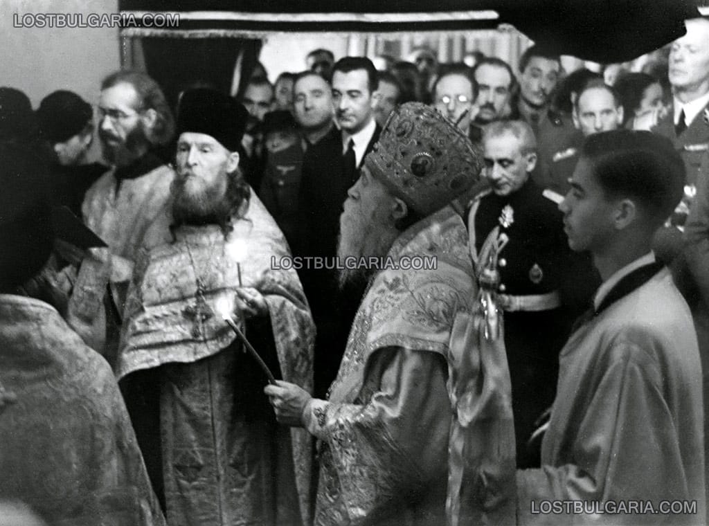 Панихида за Н.В.Цар Борис III, отслужена в деня на погребението му - по време на службата в сградата на легацията, зад свещеника в центъра - контраадмирал Сава Николов Иванов - офицер за свръзка с германското командване, Българската легация в Белград, 5-ти септември 1943 г.