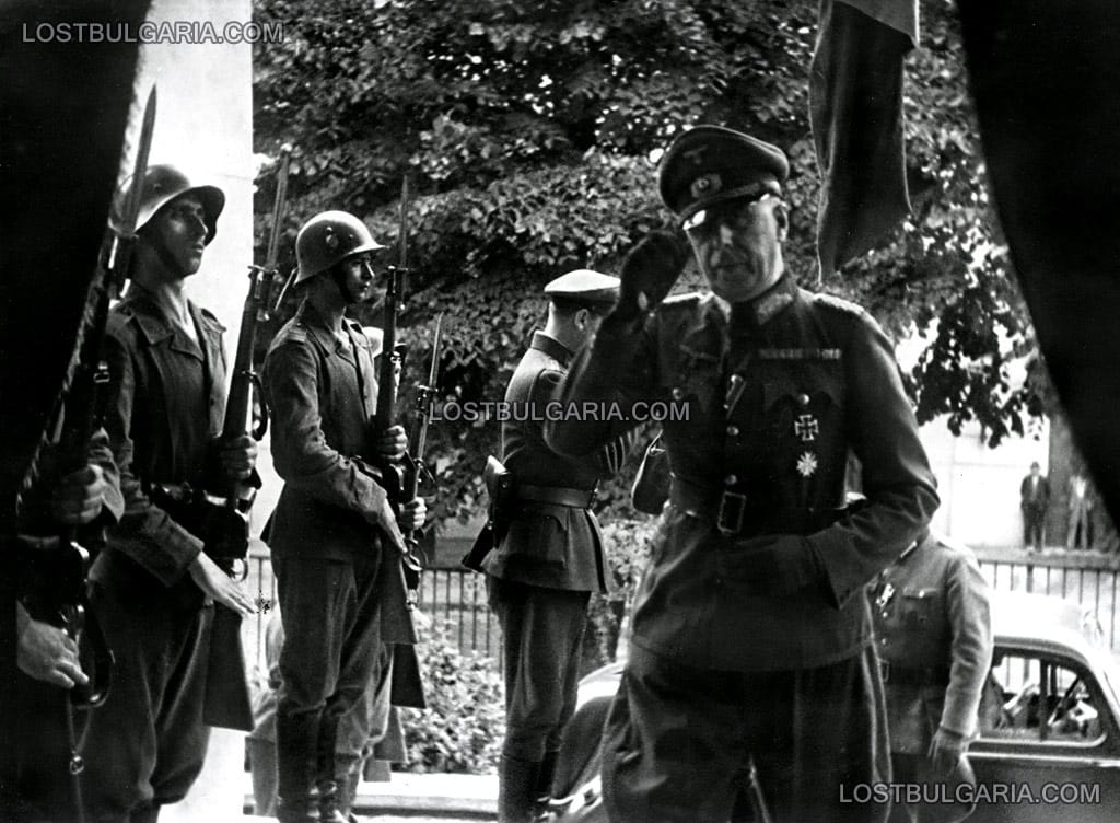 Панихида за Н.В.Цар Борис III, отслужена в деня на погребението му, посрещане на генерал Адалберт Лончар (General Adalbert Lontschar), който приема чест от почетния взвод, строен на стълбището към входа на Българската легация в Белград, 5-ти септември 1943 г.