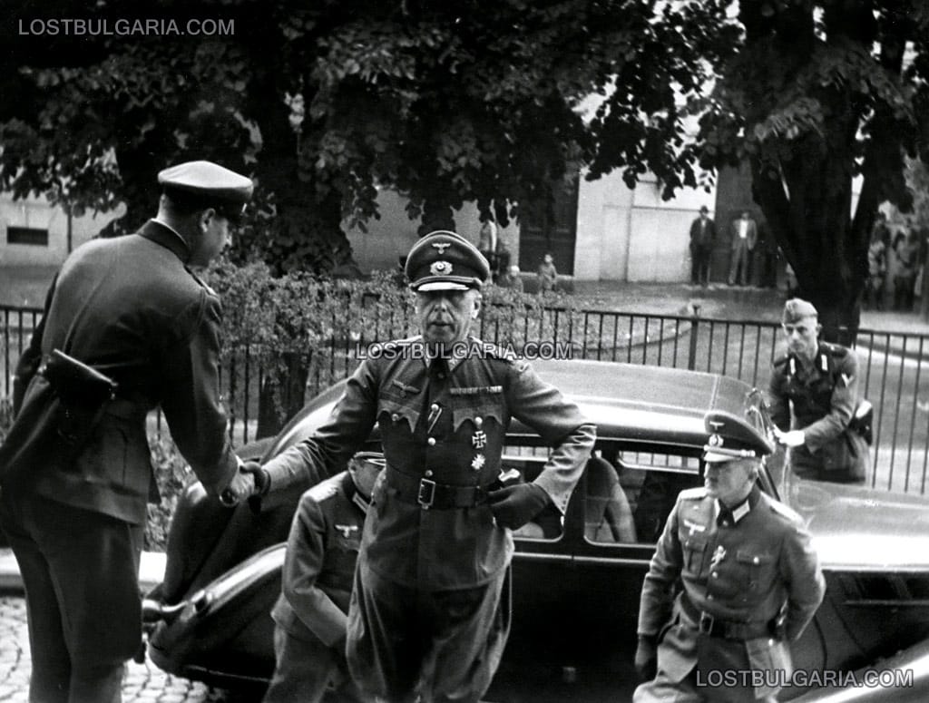 Панихида за Н.В.Цар Борис III, отслужена в деня на погребението му, началникът на белградския гарнизон генерал-майор Адалберт Лончар (General Adalbert Lontschar) пристига, посрещнат от подпоручик Янко Хаджипетков, Българската легация в Белград, 5-ти септември 1943 г.
