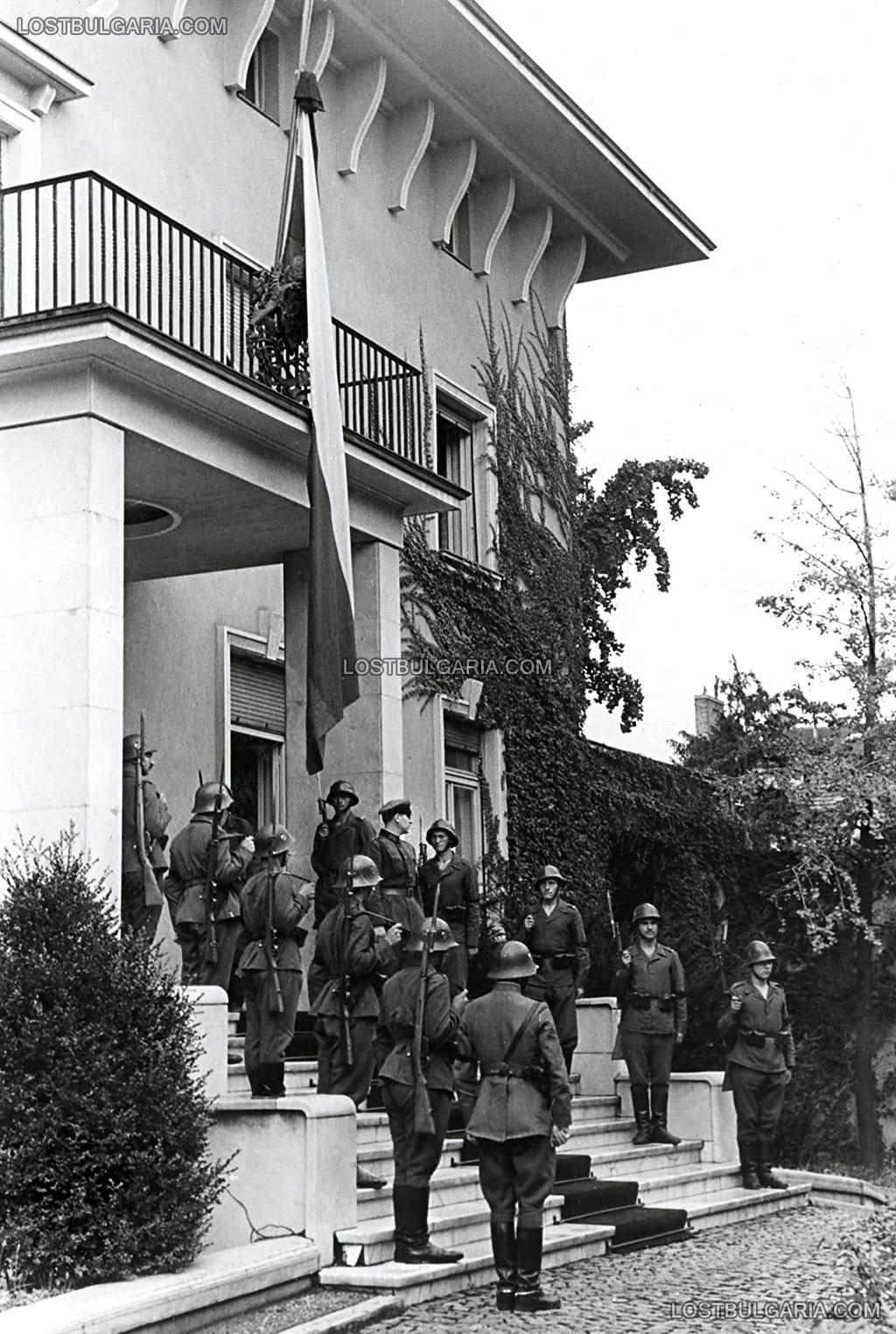 Панихида за Н.В.Цар Борис III, отслужена в деня на погребението му - представителният взвод от 25 пехотна дивизия в Пожаревац, строен на входа на Българската легация в Белград преди службата, 5-ти септември 1943 г.
