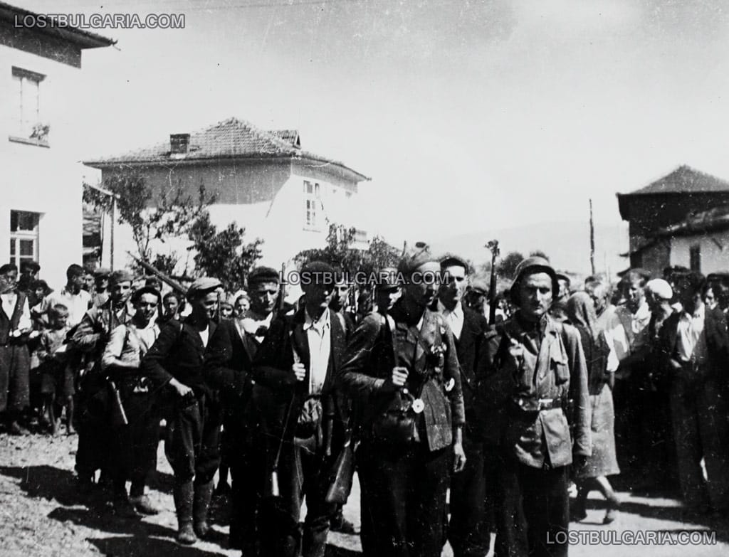 Партизани от ловешко-троянския отряд "Христо Кърпачев" с командир Минко Ц. Найденов - Христо и политкомисар Марин П. Грашнов - Владо влизат в село Врабево - Троянска околия на 9 септември 1944 г.