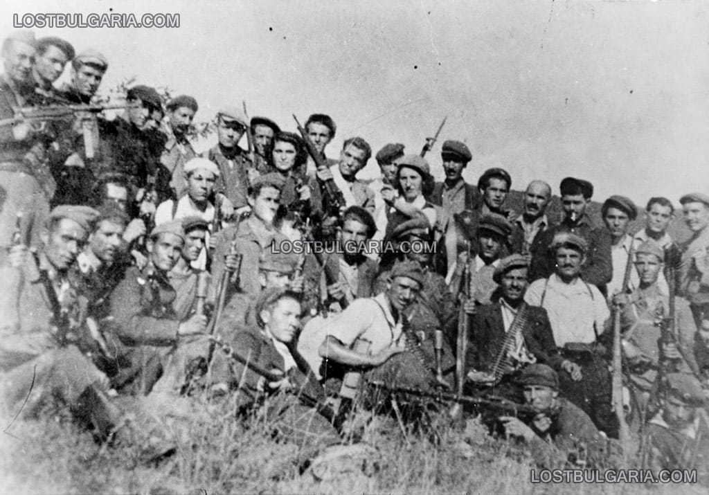 Партизаните от търговищкия и шуменско-преславския партизански отряди, заснети преди слизането си в село Кочово (Шуменско) на 8 септември 1944 г.