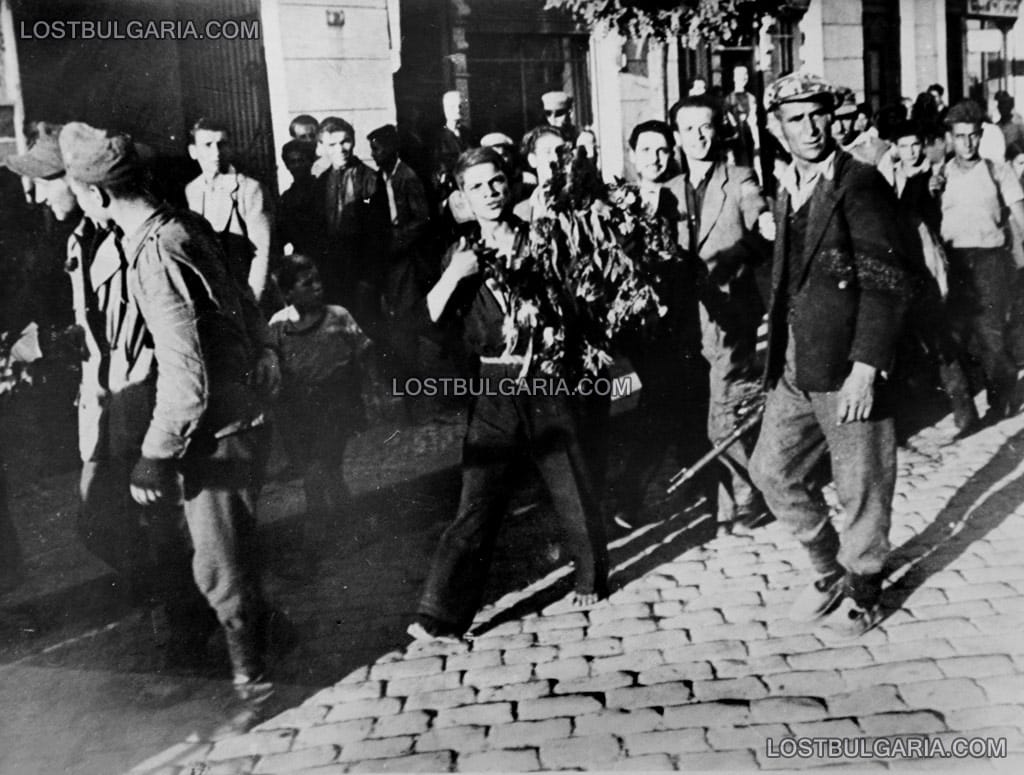 Партизани преминават по улица в Пловдив, 9 септември 1944 г.