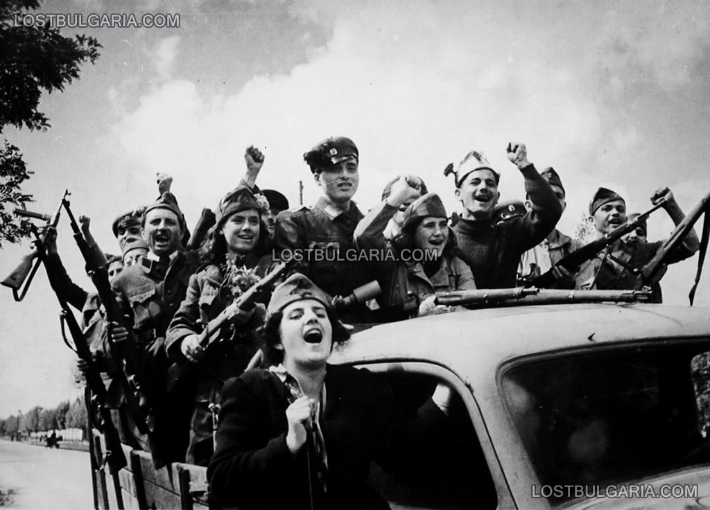 Младежи от РМС (работнически младежки съюз) и членове на ОФ (отечествен фронт), позират за снимка, София 9 септември 1944 г.