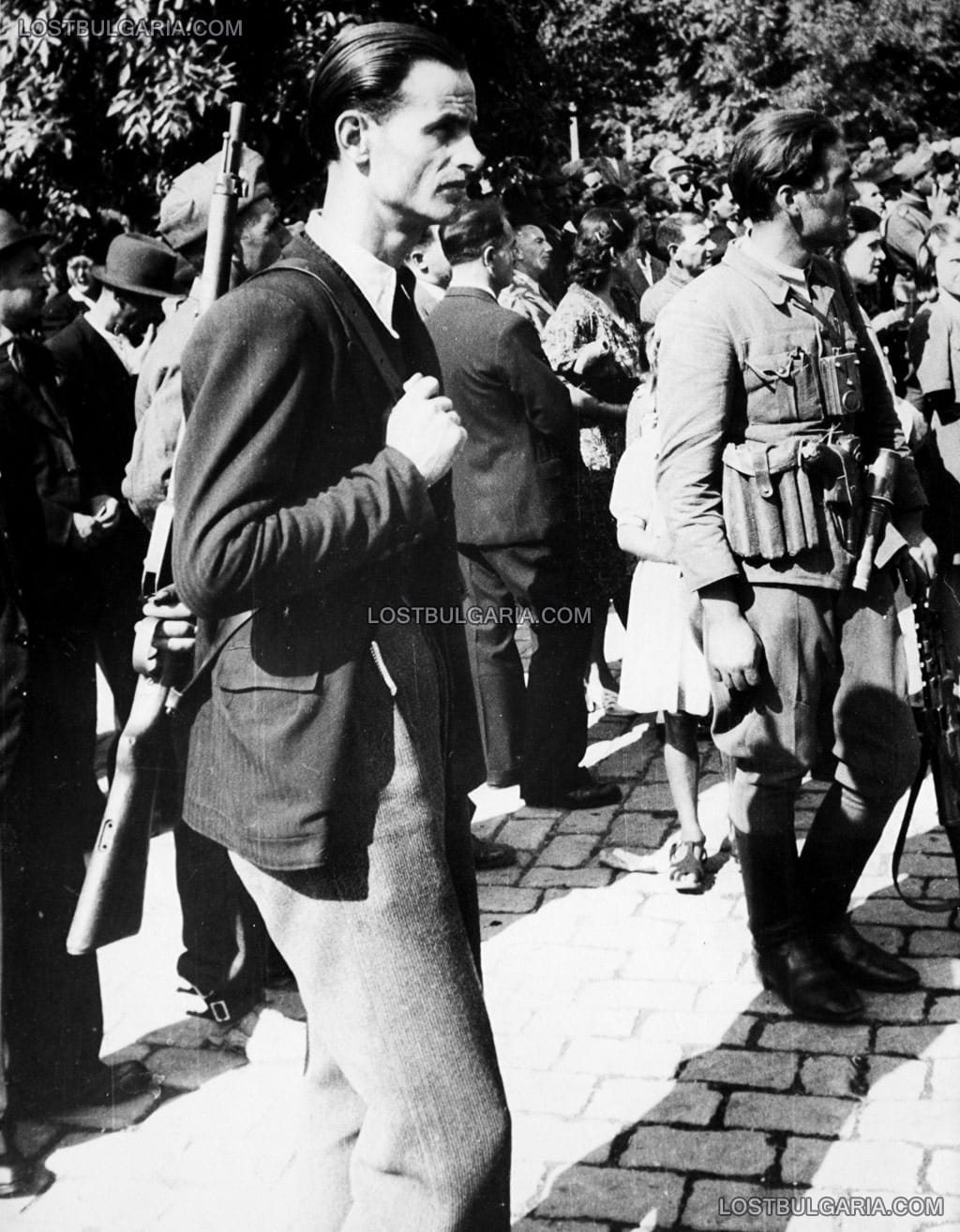 Партизански кордон в Пловдив след завземането на града - подготовка за посрещането на РККА (Рабоче-крестьянская красная армия), известна като Червената армия, около 9 септември 1944 г.
