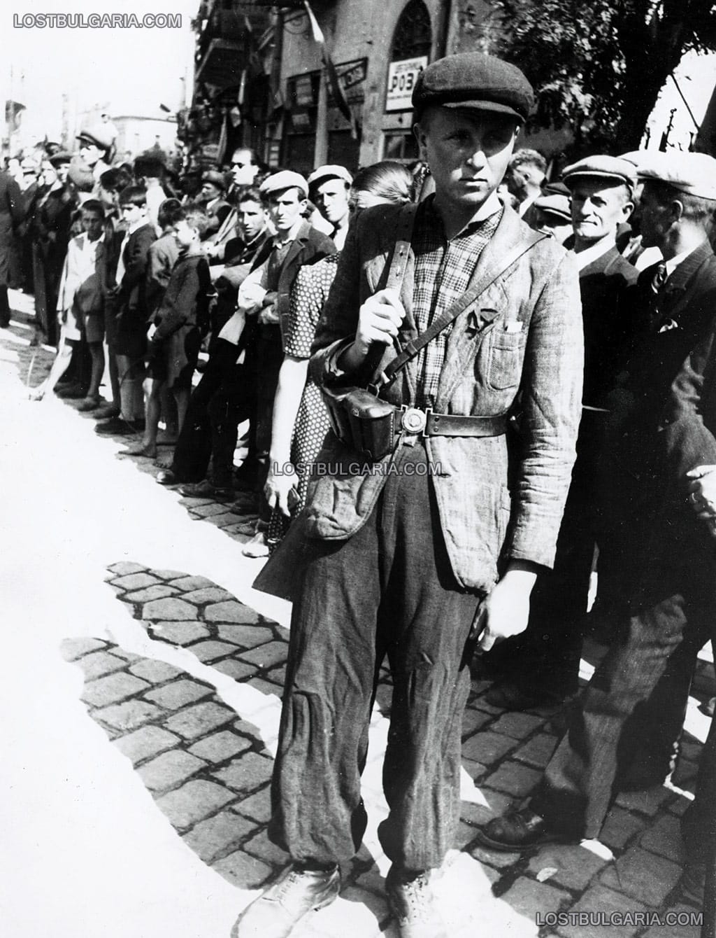 Младеж на пост в партизански кордон за посрещането на РККА (Рабоче-крестьянская красная армия), известна като Червената армия в Пловдив, около 9 септември 1944 г.