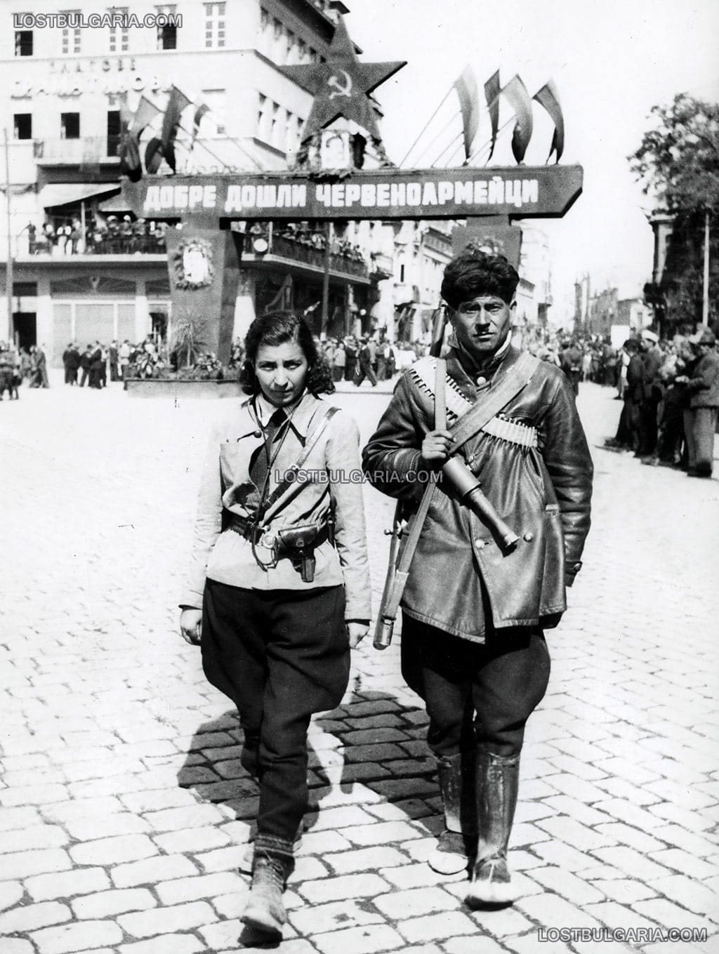 Партизански патрул по улиците на Пловдив, на заден план тържествена арка, издигната за посрещането на РККА (Рабоче-крестьянская красная армия), известна като Червената армия в града, около 9 септември 1944 г.