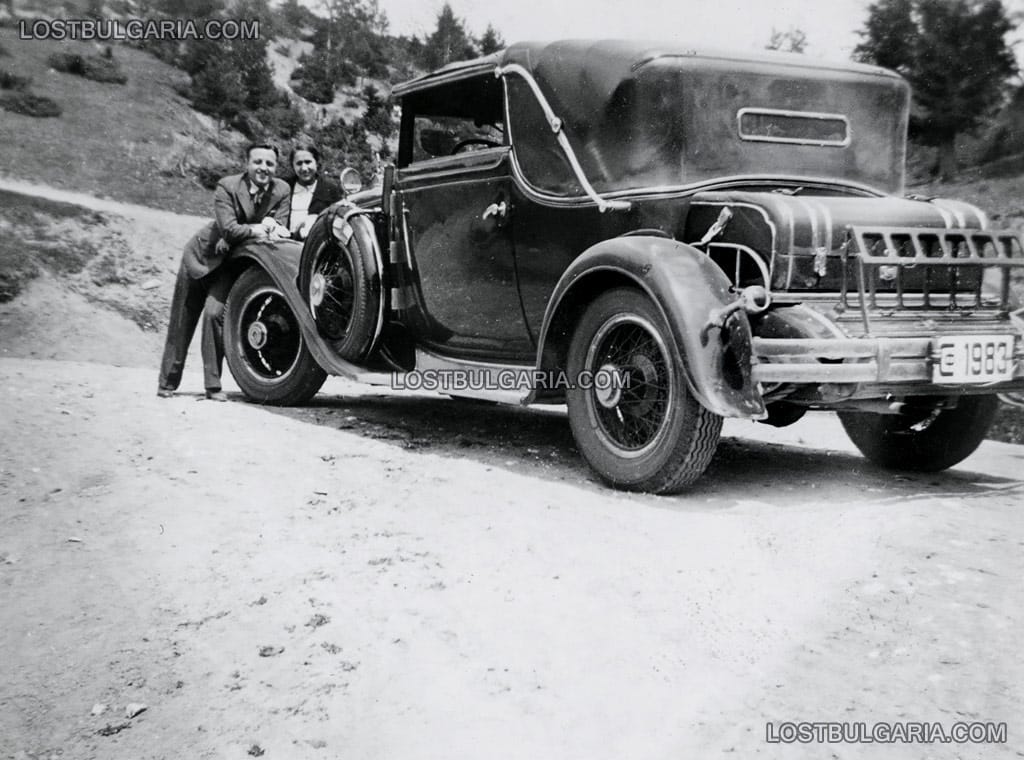 Снимка за спомен от екскурзия на софийско семейство с автомобил Кадилак (1932 Cadillac Roadster), 30-те години на ХХ век