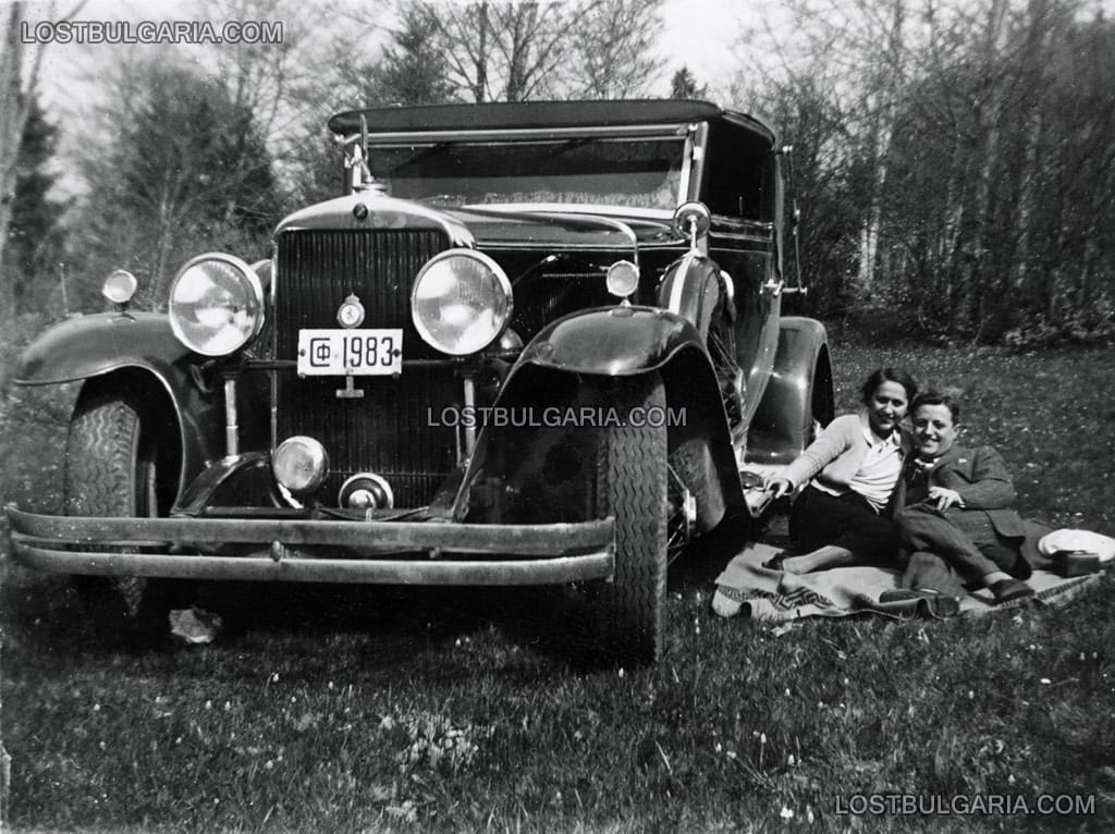 Семейство от София на излет със семейния автомобил Кадилак (1932 Cadillac Roadster), 30-те години на ХХ век