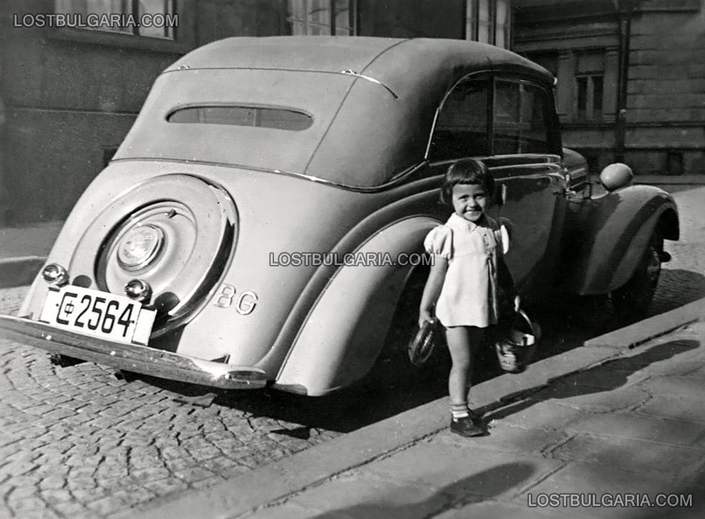 София, дете пред автомобил Адлер Трумпф (1939 Adler Trumpf 2 Liter), паркиран на улицата, 40-те години на ХХ век
