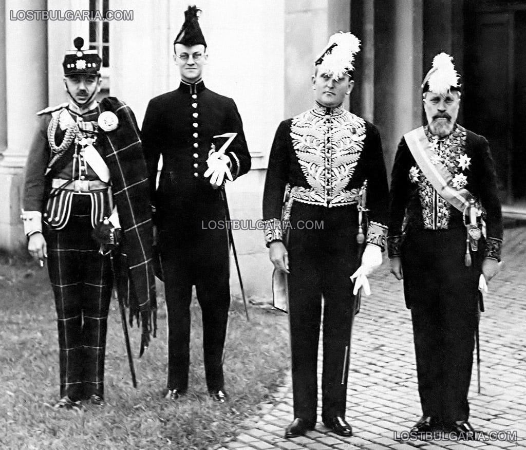 Началникът на личния кабинет на Н.В.Цар Борис III Павел Груев (първи отдясно) с британски и шотландски дипломати. Пред Британската легация в София, 1940 г.