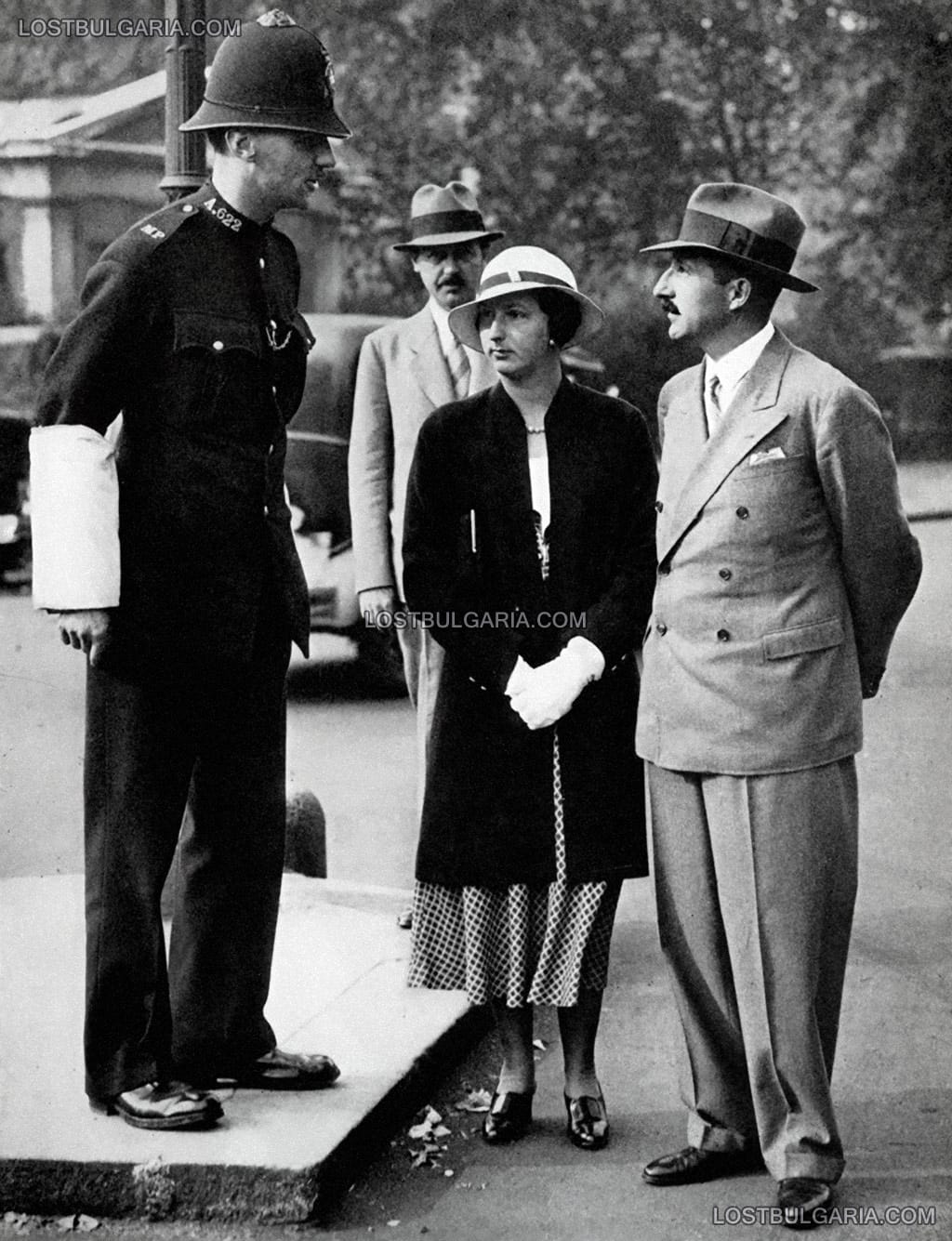 Царица Йоанна и Цар Борис III разговарят с английски полицай по време на посещение във Великобритания, отзад съветникът на царя д-р Георги Ханджиев, Лондон, края на 30-те години на ХХ век