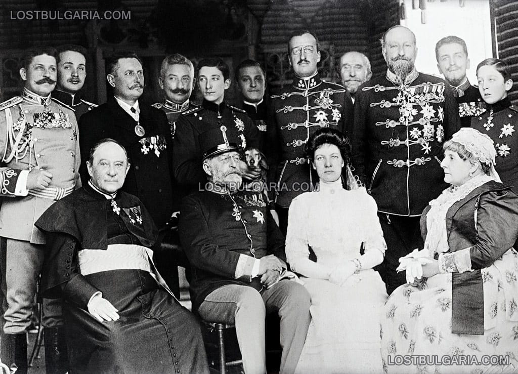 Н.В. Цар Фердинанд I и Князете Борис и Кирил - с техни роднини. Седнал, с униформа е по-големият брат на Царя Принц Филип фон Сакс Кобург-Гота (Philipp von Sachsen-Coburg und Gotha)(1844-1921), най-отдясно сестра им Ерцхерцогиня Клотилде Австрийска (Erzherzogin Clotilde von Österreich)(1846-1927), между тях - дъщерята на Ерцхерцогинята, Елизабет (Elisabeth Henriette von Österreich), до Фердинанд вляво - племенникът му Леополд Клемент (Leopold Clement von Sachsen-Coburg und Gotha)(син на Принц Филип), Дворецът Ебентал, Бургенланд - Австрия, 1912 г.