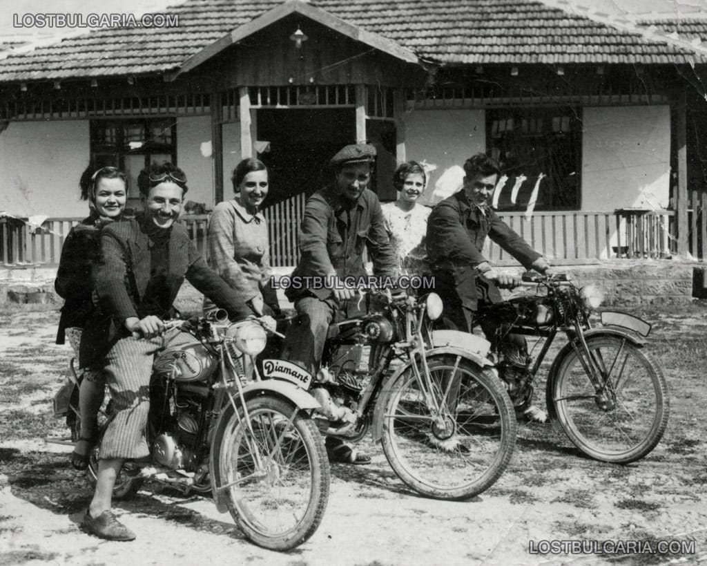 Компания с мотоциклети на път към Исперих, юли 1939 г.