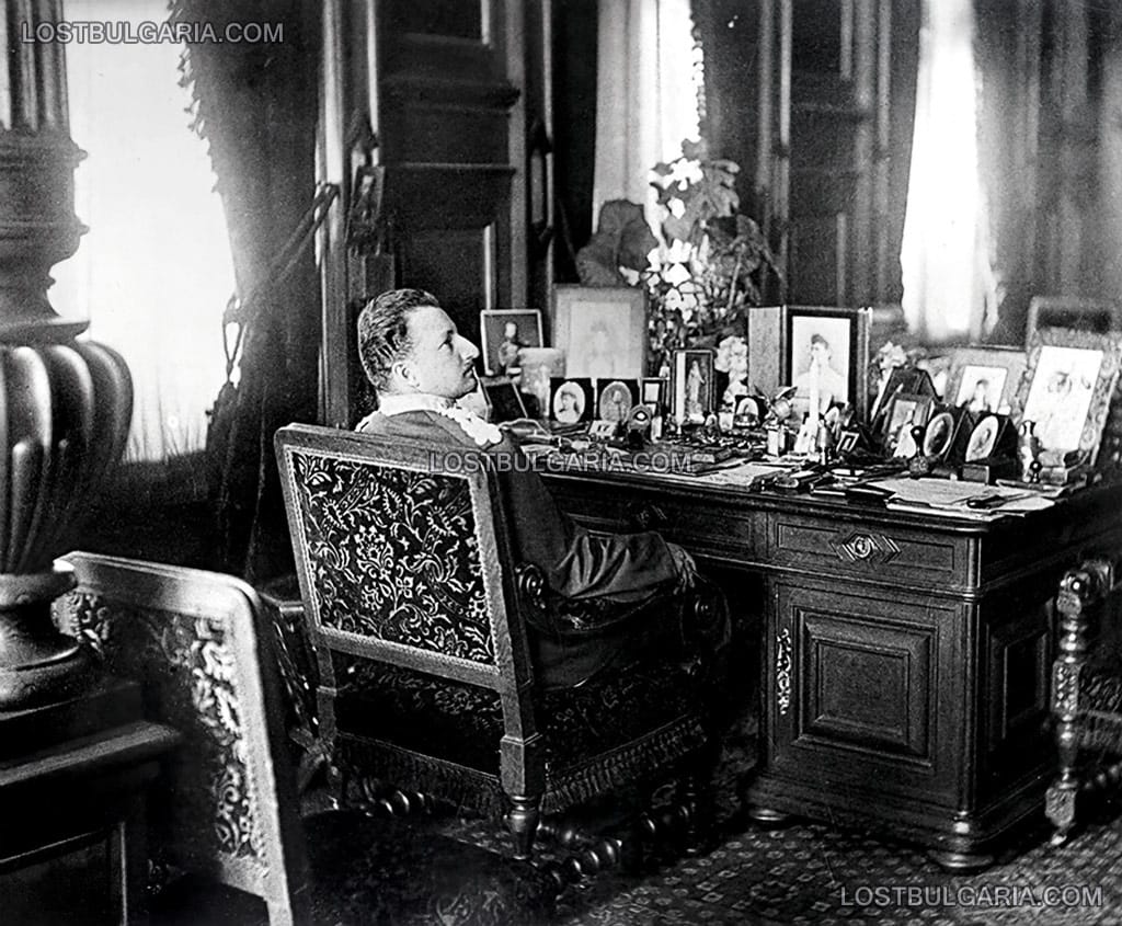 Княз Фердинанд в личния си кабинет в Двореца в София, 1888 г.