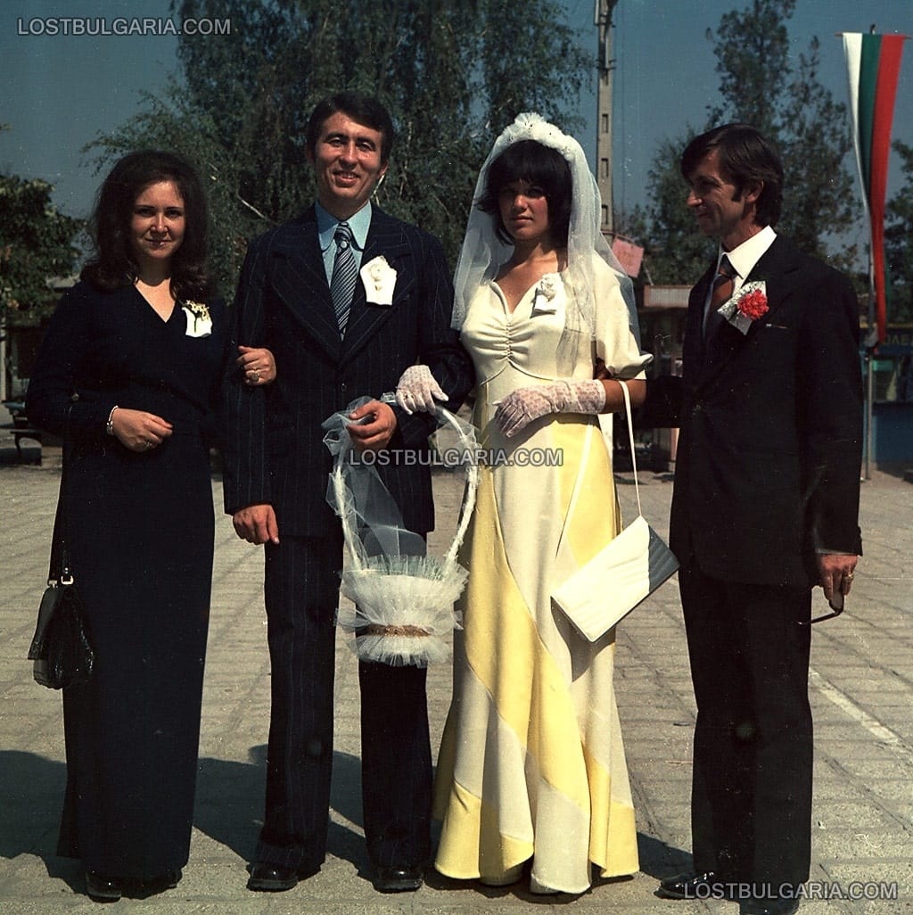Сватба в град Козлодуй - младоженците и кумовете, 1974 г.