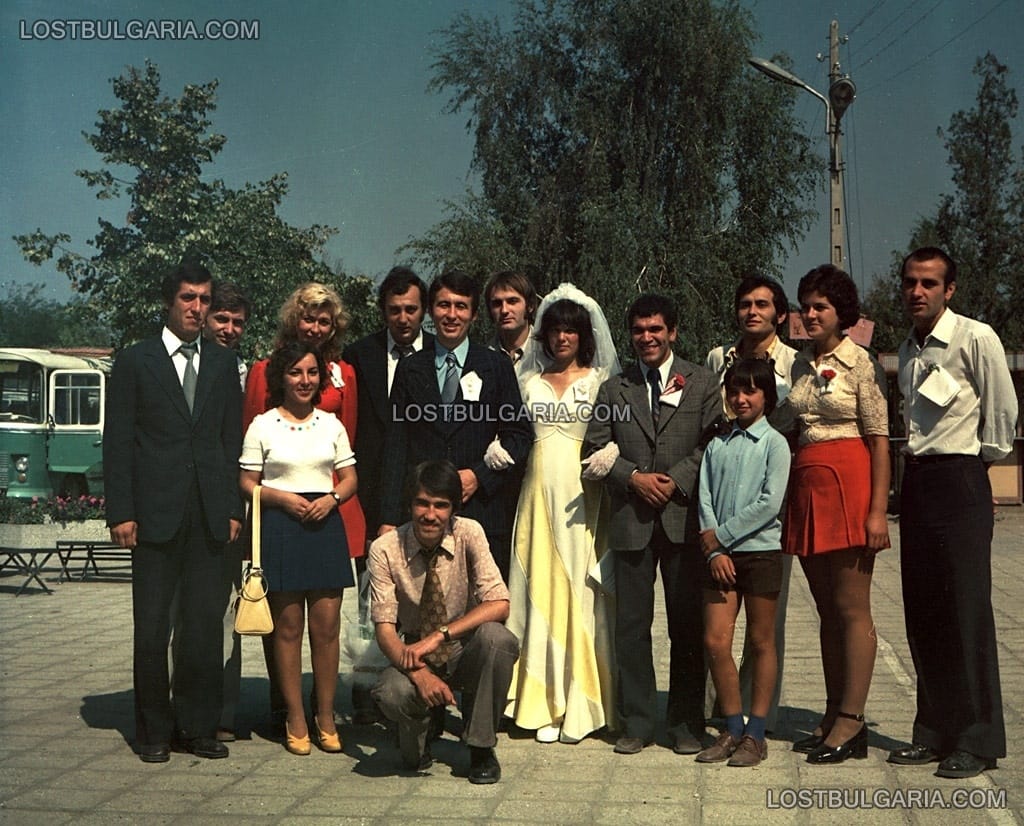Сватба в град Козлодуй - младоженците и приятели, 1974 г.