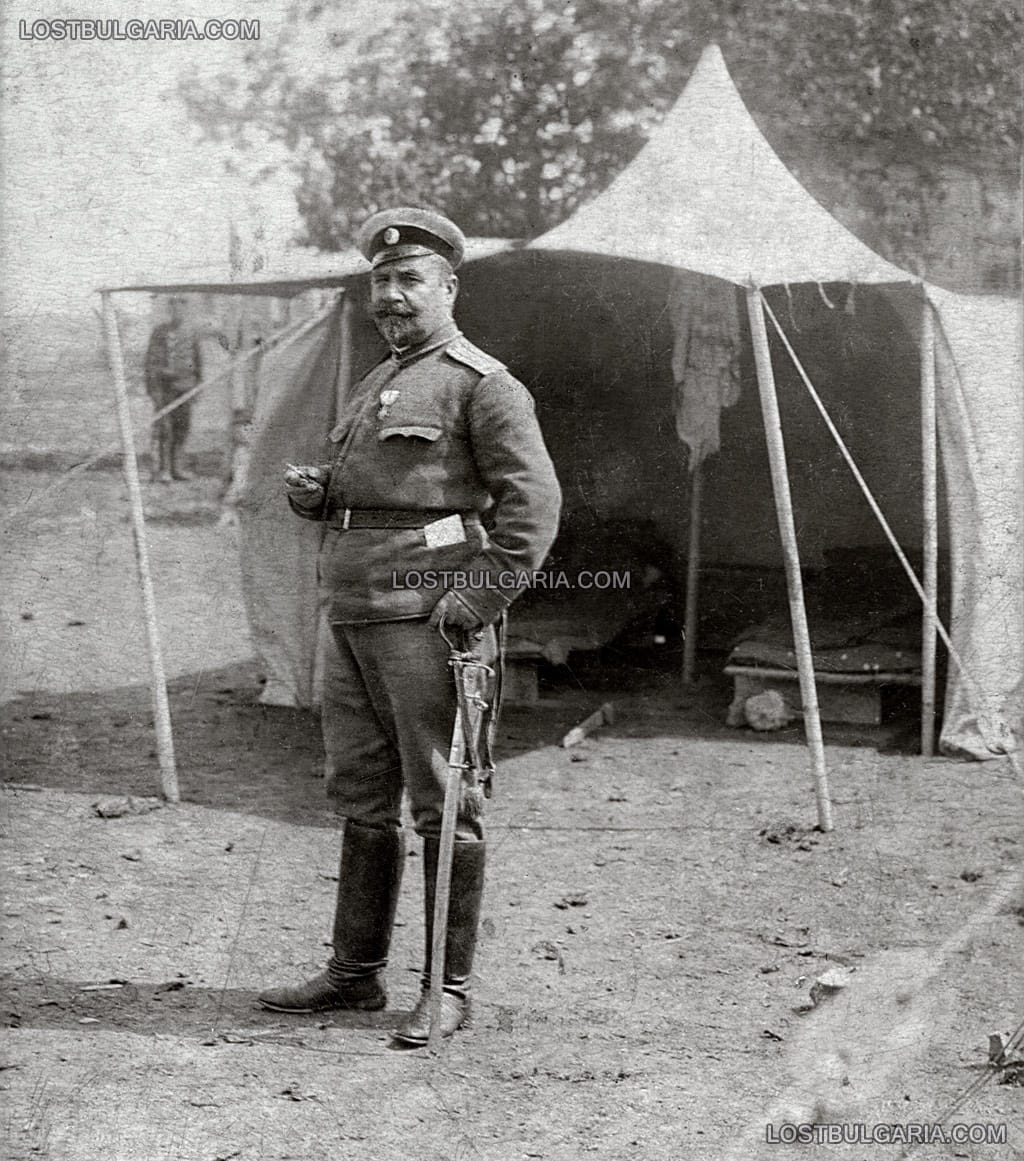 Полковник (бъдещ генерал) Димитър Русчев (1866-1936) командир на 2-ри артилерийски скорострелен полк, пред палатката си в село Инджекьой, до Чаталджа, май 1913 г.