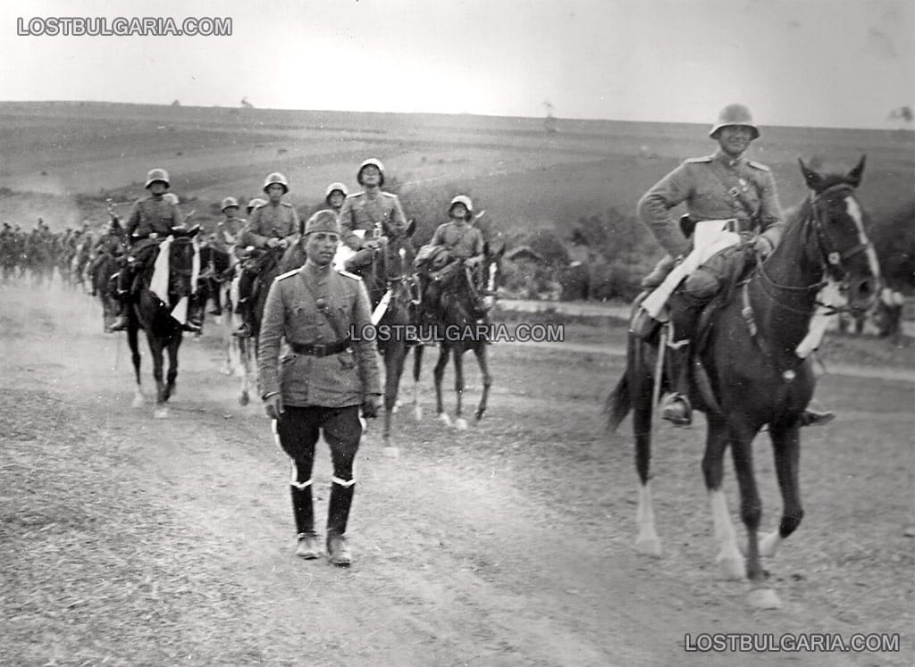 Гвардейският на Н.В. Конен полк пристига в село Крумово по пътя си за присъединяването на Южна Добруджа към Царство България, 19 септември 1940 г.