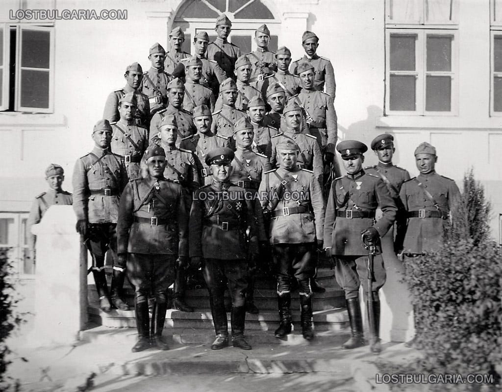 Министърът на войната генерал Теодоси Даскалов (втори от ляво, първи ред) и офицерите от Гвардейския на Н.В. Конен полк в село Крумово преди присъединяването на Южна Добруджа към Царство България, 19 септември 1940 г.