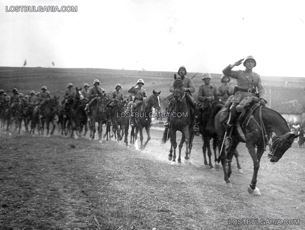 Частите на Гвардейския на Н.В. Конен полк влизат в село Крумово по пътя за присъединяването на Южна Добруджа към Царство България, 19 септември 1940 г.
