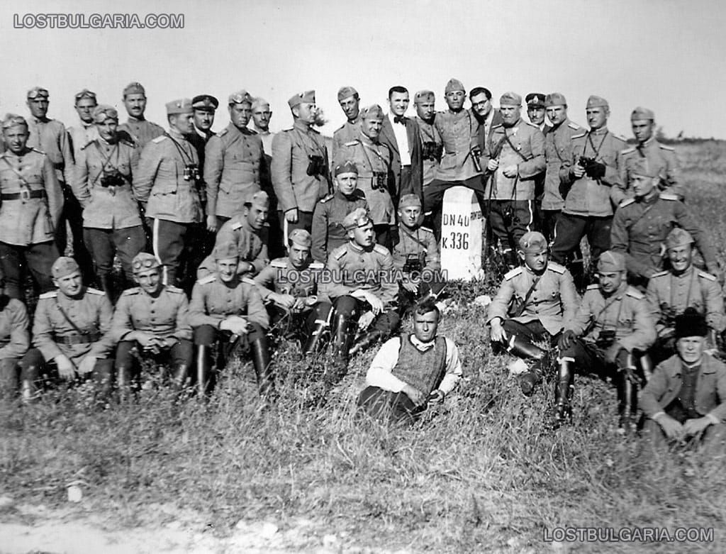 Офицери от Гвардейския на Н.В. Конен полк, служители на гражданската администрация и местни жители пред пропусквателния граничен пункт при село Крумово преди присъединяването на Южна Добруджа към Царство България, 20 септември 1940 г.