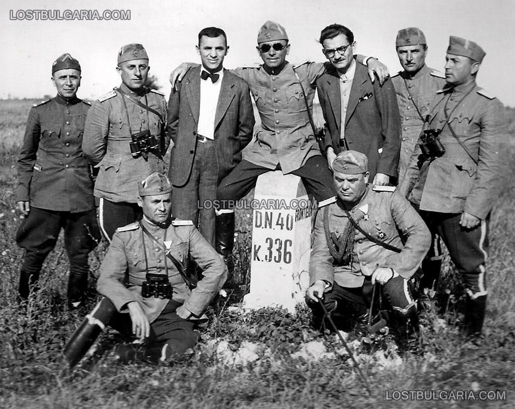 Офицери от Гвардейския на Н.В. Конен полк и служители на гражданската администрация се снимат за спомен пред граничния камък на пропусквателния пункт при село Крумово преди присъединяването на Южна Добруджа към Царство България, 20 септември 1940 г.
