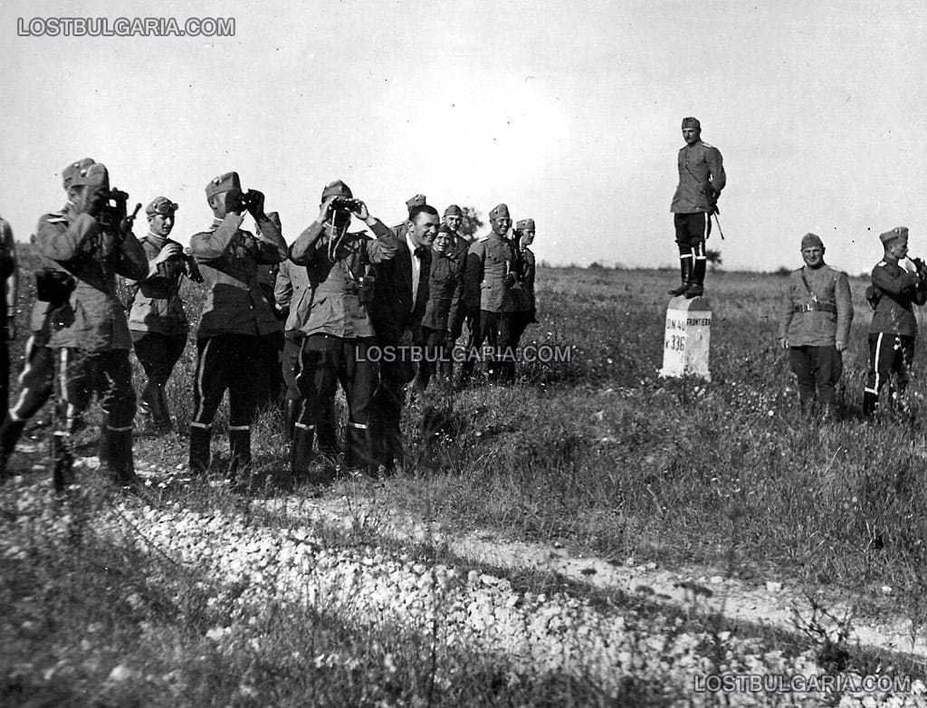 Офицери от Гвардейския на Н.В. Конен полк и служители на гражданската администрация се снимат за спомен при граничния камък на пропусквателния пункт при село Крумово, който ще бъде демонтиран след присъединяването на Южна Добруджа към България, 20 септември 1940 г.