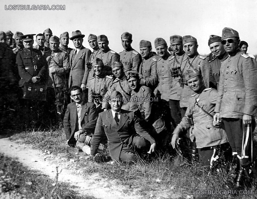 Офицери от Гвардейския на Н.В. Конен полк и служители на военната администрация се снимат за спомен с румънски служител от комисията по предаването при граничния пропусквателен пункт до село Крумово, преди присъединяването на Южна Добруджа към България, 20 септември 1940 г.